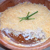 Sałatka warstwowa z tuńczykiem,jajkiem i żółtym serem