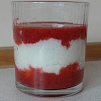 Szybki i smakowity deserek z kaszy manny z dodatkiem sosu z truskawek