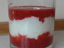 Fot. sheyanja, Szybki i smakowity deserek z kaszy manny z dodatkiem sosu z truskawek