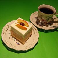 Jabłka w budyniu na biszkopcie pod białą chmurką