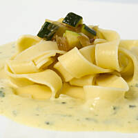 Makaron z cukinią i sosem śmietanowym