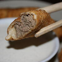 Chrupiące smażone pierożki z wątróbką podane z sosem kasiuli