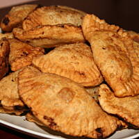 Chrupiące smażone pierożki z wątróbką podane z sosem kasiuli