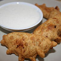 Chrupiące smażone pierożki z wątróbką podane z sosem kasiuli