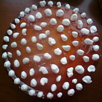 Biszkopt z galaretką i bitą śmietaną