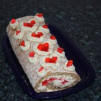 rolada orzechowa z bitą śmietaną