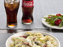 Fot. Coca-Cola, Makaron z zielonym pesto, cukinią i suszonymi pomidorami