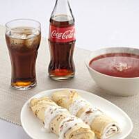 Naleśniki z serem i jabłkami pod jogurtową pierzynką, zupa pomidorowa