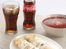 Fot. Coca-Cola, Naleśniki z serem i jabłkami pod jogurtową pierzynką, zupa pomidorowa