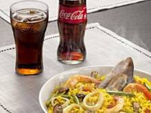 Fot. Coca-Cola, Paella z owocami morza - kalmarami, mulami, krewetkami