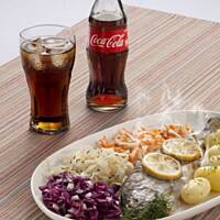 Pstrąg strumieniowy z bukietem surówek i ziemniakami