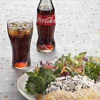 Ryba morska z ryżem, brokułami i sałatą