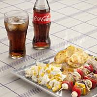 Szaszłyk drobiowy z pieczonymi ziemniaczkami, surówka na słodko z ananasem