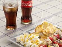 Fot. Coca-Cola, Szaszłyk drobiowy z pieczonymi ziemniaczkami, surówka na słodko z ananasem