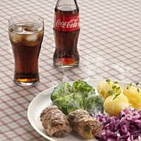 Zrazy wołowe z ogórkiem i cebulą, ziemniaki, surówka z kapusty, brokuł