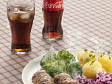 Fot. Coca-Cola, Zrazy wołowe z ogórkiem i cebulą, ziemniaki, surówka z kapusty, brokuł