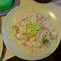 Makaron z kurczkiem, wieprzowiną i warzywami