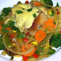 Mintaj smażony na warzywnej pierzynce