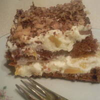 Biszkopt z kremem budyniowym i brzoskwiniami