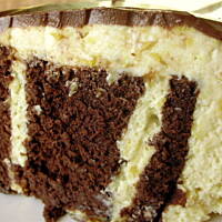 Czekoladowe ciasto z winnym, morelowym musem