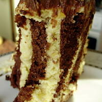 Czekoladowe ciasto z winnym, morelowym musem