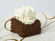 Fot. Wkn, Placek czekoladowy bardzo pijany i w białym kapeluszu