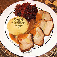 Pieczona szynka szpikowana czosnkiem i cebulą wg M&Ł