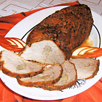 Pieczona szynka szpikowana czosnkiem i cebulą wg M&Ł