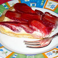 Półkruche ciasto z kremem i truskawkami