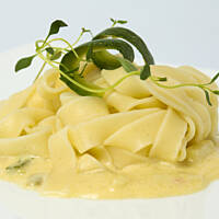 Wstążki pod cukinią i cheddarem