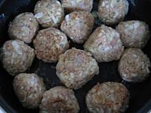 Fot. cini minis, Klopsy z kapustą pekińską w sosie pomidorowym