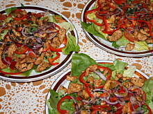 Fot. Zawislaczka, Sałatka z kurczakiem gyros na ciepło