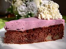 Fot. Mloda, Ciasto kakaowe z gruszkami i masą jagodową