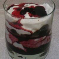 deser jagodowy z bitą śmietaną i herbatnikami