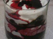 Fot. ANEETKA, deser jagodowy z bitą śmietaną i herbatnikami