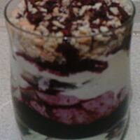 deser jagodowy z bitą śmietaną i herbatnikami