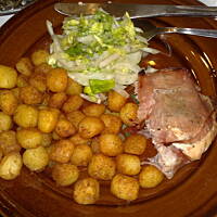 łosoś pieczony z sałatka z kopru włoskiego