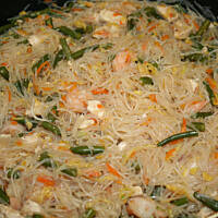 Makaron Ryżowy z Kurczakiem po Filipińsku