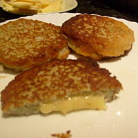 Placki ziemniaczane nadziewane serem