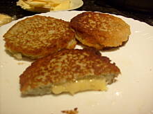 Fot. milaloveam, Placki ziemniaczane nadziewane serem