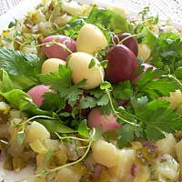 Sałatka z kolorowymi jajeczkami