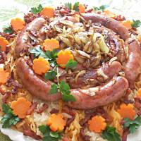 Ślimak z białej kiełbasy na kapuścianym posłanku