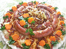 Fot. izeczka, Ślimak z białej kiełbasy na kapuścianym posłanku