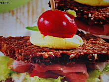 Fot. roxy, Wiosenna piramida z ciemnego pieczywa