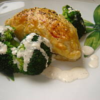 Piersi kurczaka w cieście francuskim z niespodzianką