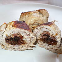 Zawijasy z chrupiącym boczkiem i śliwką