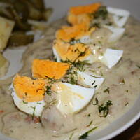 Jaja w sosie grzybowo musztardowym z posmakiem boczku kasiuli