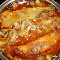 śledzie w  zalewie z koncentratem pomidorowym,pieczarkami i cebulą