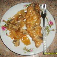 śledzie w  zalewie z koncentratem pomidorowym,pieczarkami i cebulą