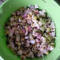 Sałatka z paluszkami krabowymi surimi i makaronem